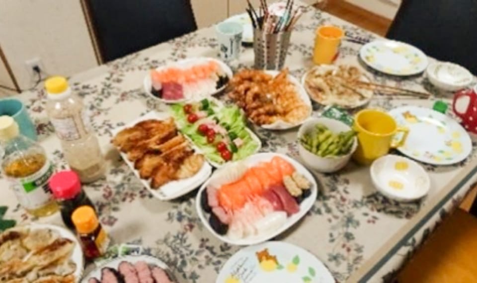 食卓に並ぶ料理の写真
