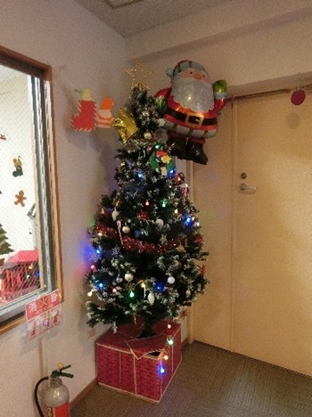 クリスマスツリーを飾りました！