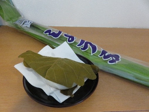 かしわ餅と菖蒲をお渡ししました