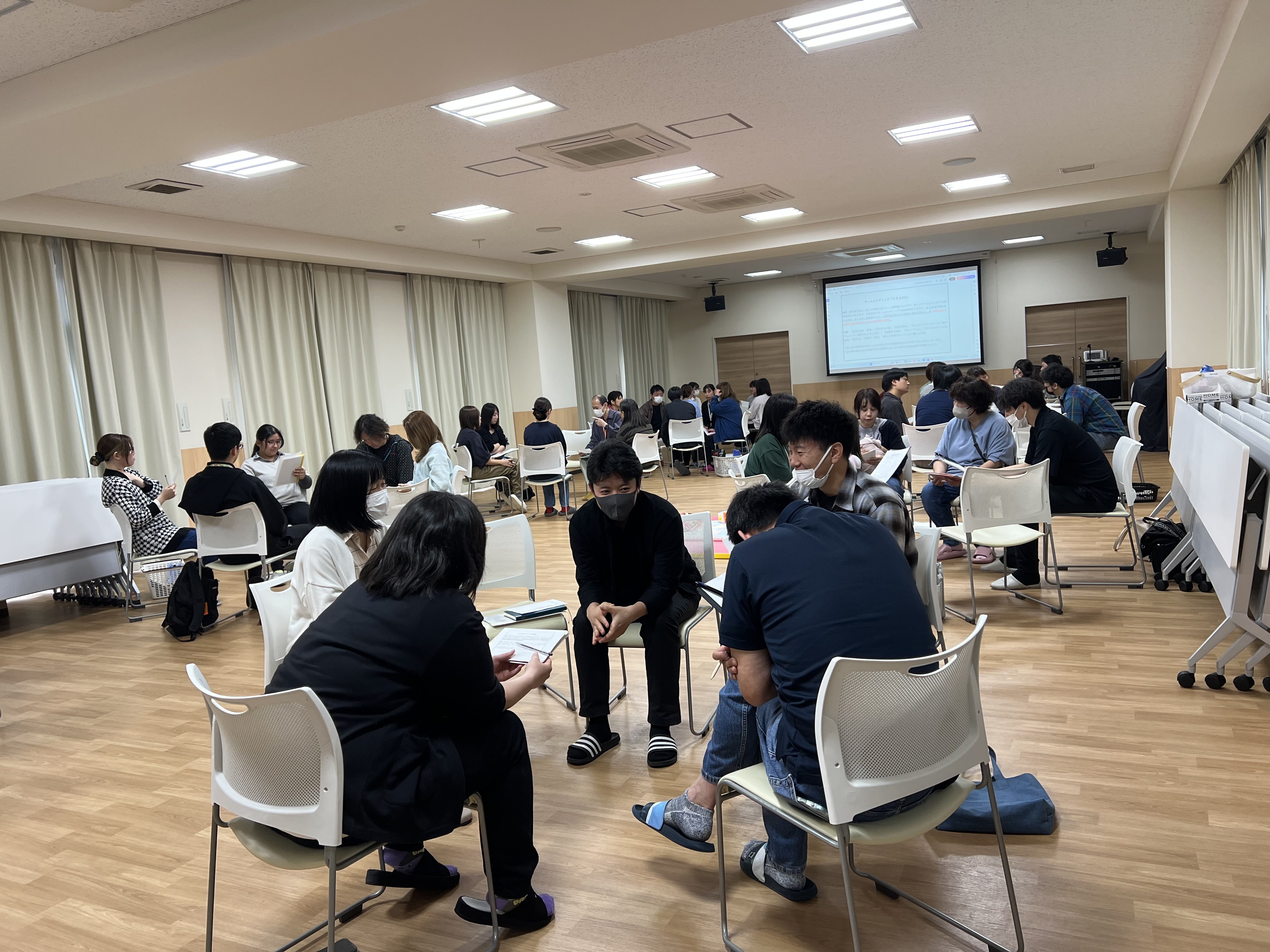 全体討議を行っています