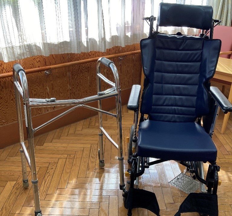 車椅子、歩行器を寄贈していただきました