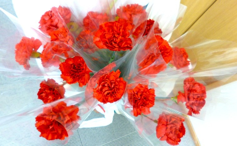 カーネーションとメッセージカードを渡しました🌹💓